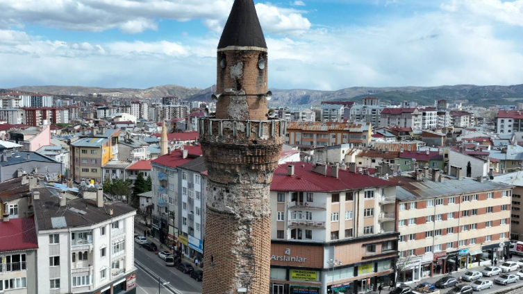 Ulu Cami'nin eğri minaresindeki 'kufi' yazılar restore edilecek